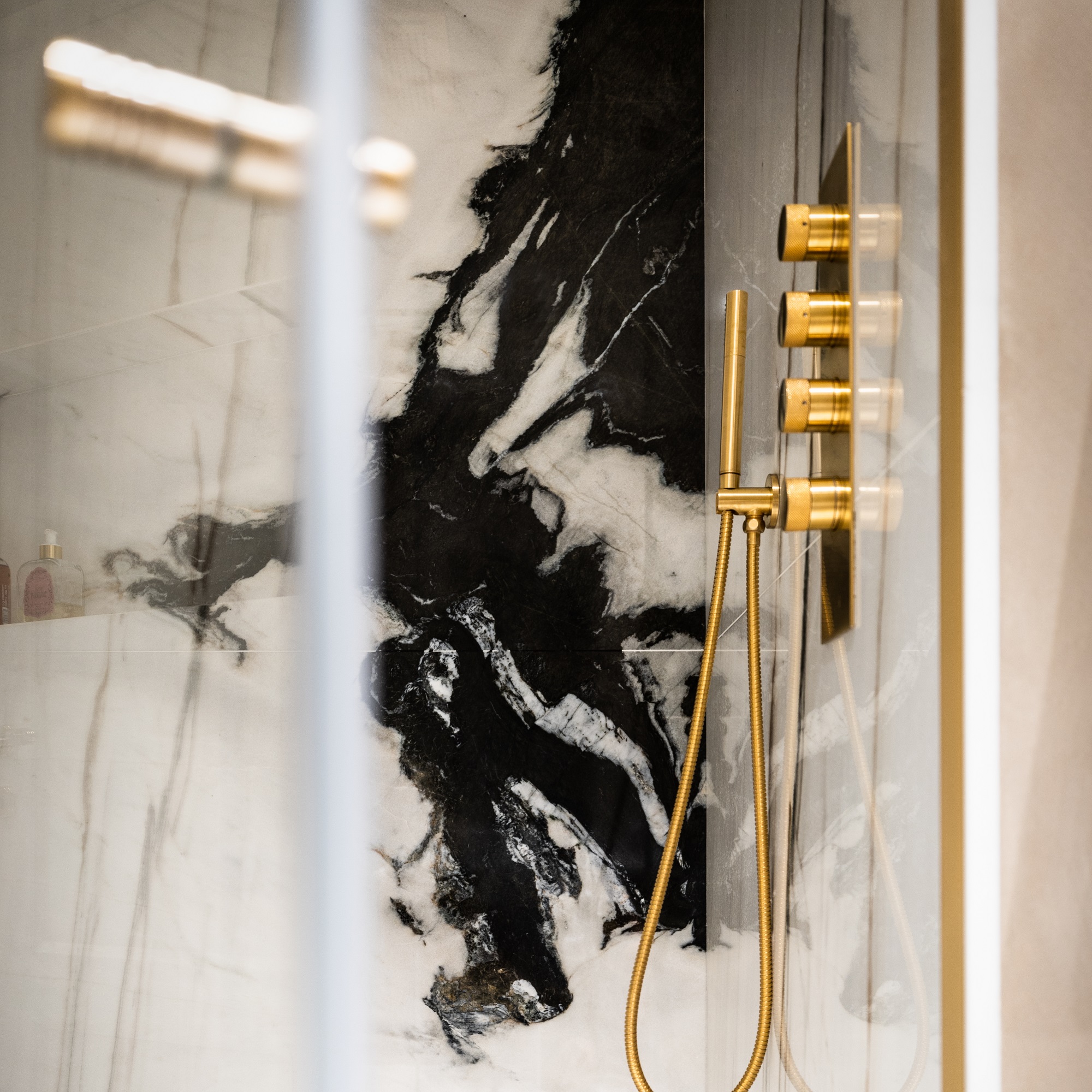 Bagno in Bianco Lasa Vena Oro