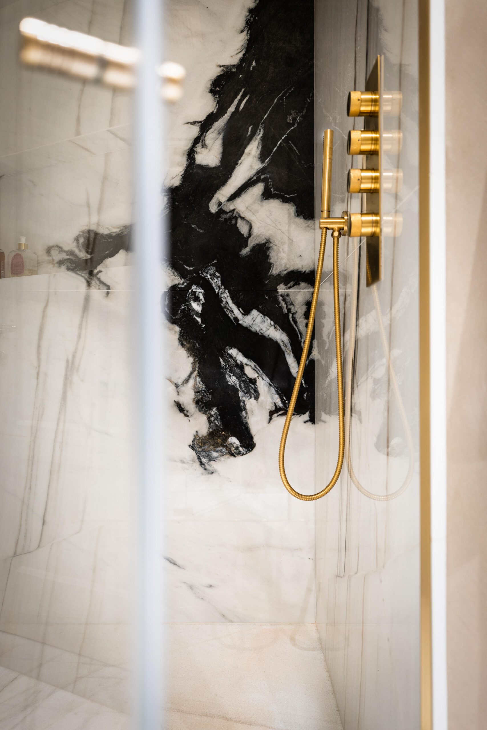 Bathroom in White Lasa marble golden vein